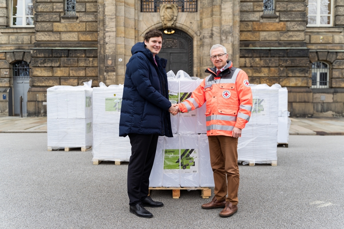 Staatsminister Conrad Clemens hat gemeinsam mit Peter S. Kaul, Präsident des DRK-Landesverband Sachsen e.V., eine weitere Hilfslieferung für die ostukrainische Region Charkiw auf den Weg gebracht.