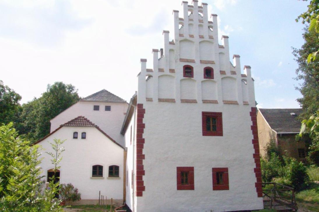 Ausgezeichnete Projektlösung (einer der 1. Preise)
Ausbau der leerstehenden und verfallenen Klosterschule des Zisterziensernonnenklosters Frankenhausen als Vereinshaus Kloster Frankenhausen (Landkreis Zwickau)
08451 Crimmitschau OT Frankenhausen, Leipziger Straße 244
Bauherr: Sächsischer Heimatschutz Frankenhausen e.V.