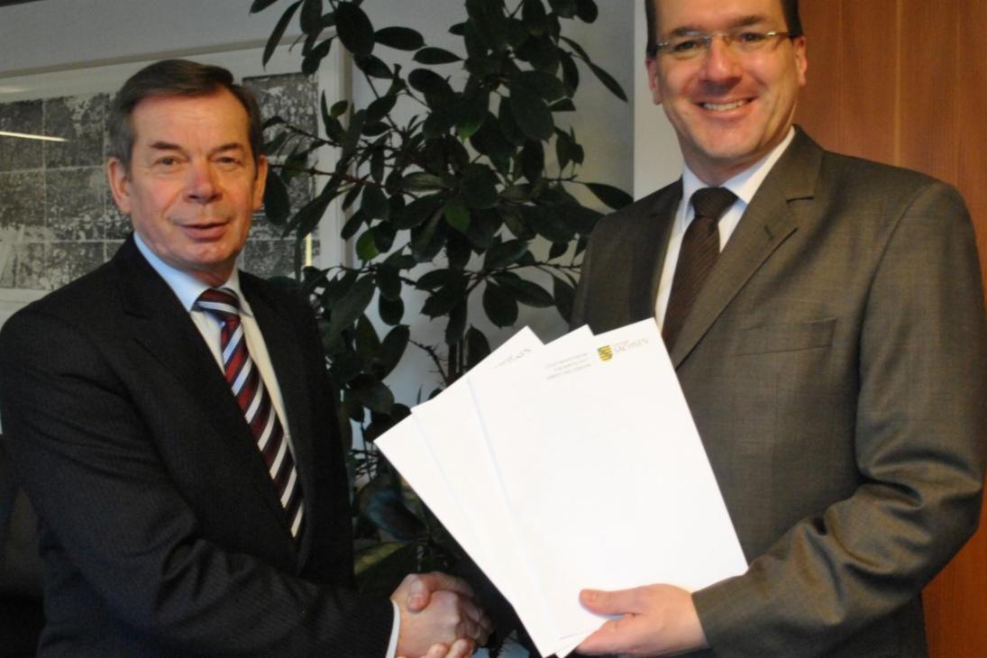 v.l.n.r.: Frieder Konrath, Präsident der Landesverkehrswacht Sachsen e.V. und Staatssekretär Roland Werner bei der Vertragsübergabe