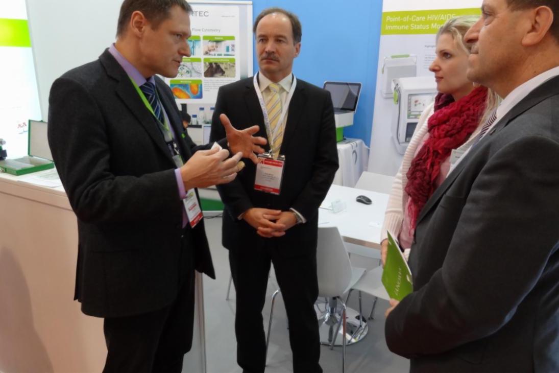 Wirtschaftsminister Sven Morlok und WFS-Geschäftsführer Peter Nothnagel im Gespräch mit Dr. Volker Ost, Chief Scientific Officer, und Andrea Schaal, Marketing Manager der Partec GmbH