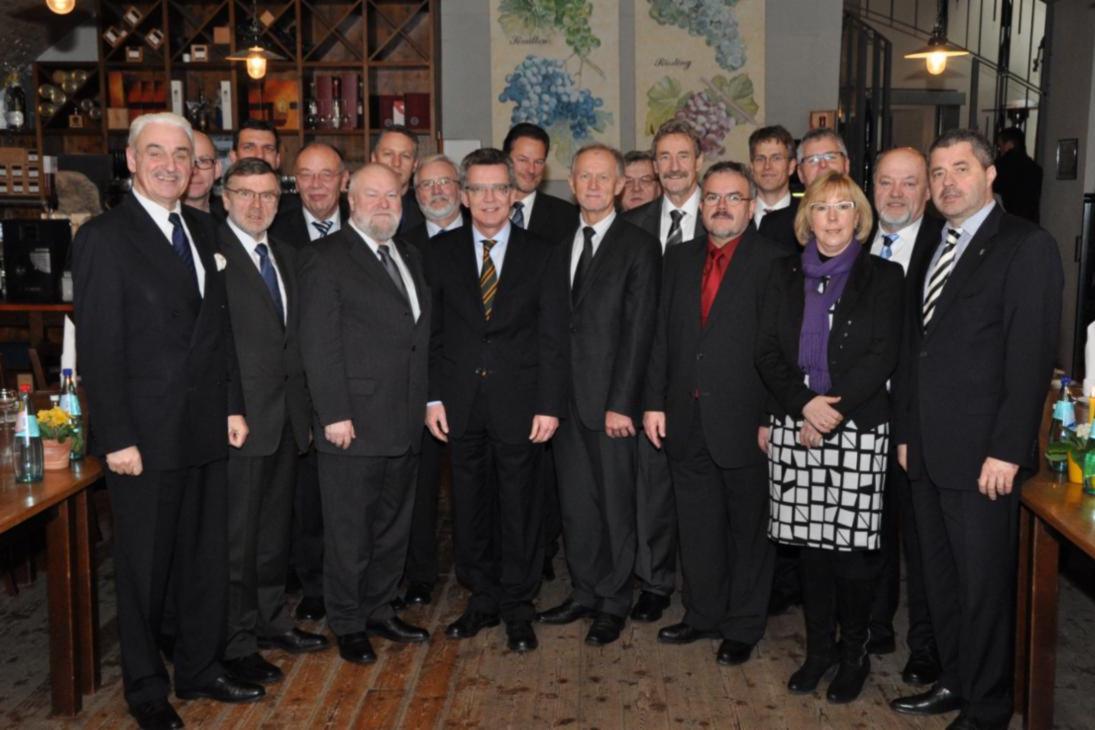 Landräte und Ober-/ Bürgermeister der sächsischen Kommunen übergaben am 17. januar 2012 feierlich ihre Wappen auf Porzellantafeln an den Bevollmächtigten des Freistaates Sachsen beim Bund, Staatssekretär Erhard Weimann.
