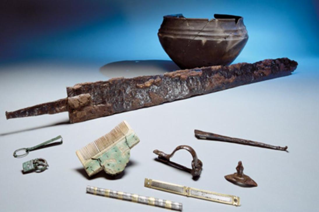 Bestattung eines germanischen Kriegers mit Spatha und spätrömischem Militärgürtel, von dem einige metallene Beschläge erhalten sind.
Spätes 4. bis 1. Hälfte 5. Jahrhundert n. Chr.
