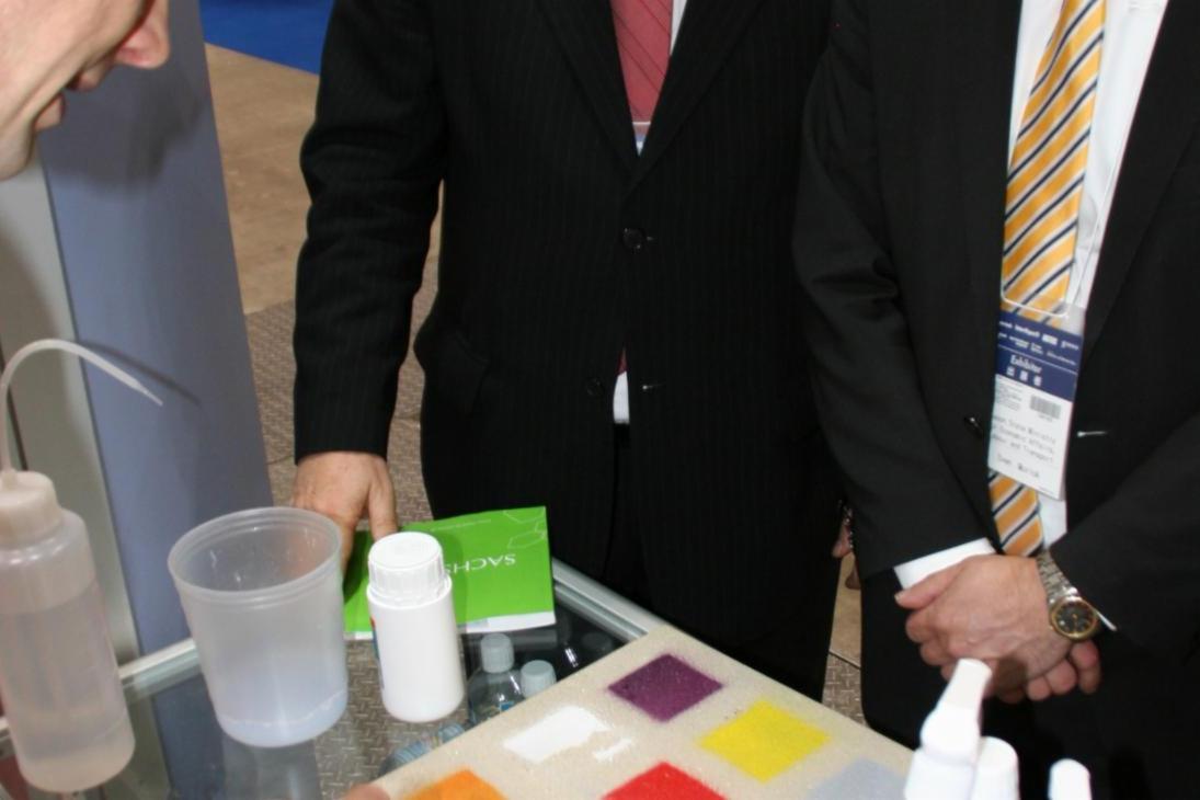 Wirtschaftsminister Sven Morlok und WFS-Geschäftsführer Peter Nothnagel am Stand des Leipziger Unternehmens bubbles &amp; beyond GmbH auf der nano tech in Tokio. Der Technische Geschäftsführer Dr. Dirk Schumann  präsentiert Fluiide zur rückstandsfreien Entfernung von Graffiti