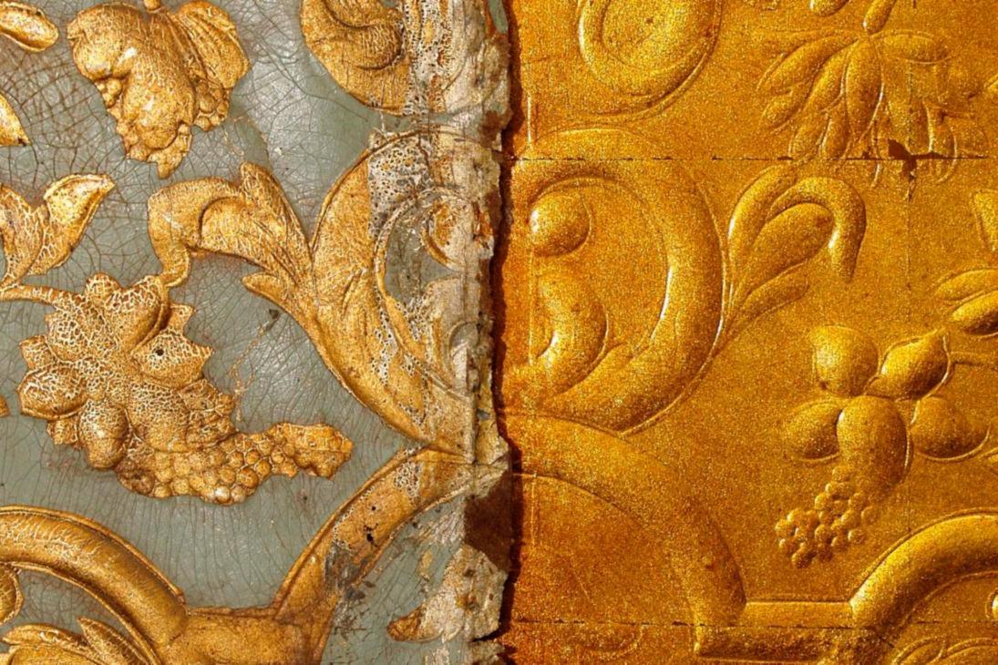 Diese Abbildungen sind für Veröffentlichungen in diesem Zusammenhang rechtefrei verwendbar:
Schloss Moritzburg, Gegenüberstellung einer geprägten flämischen Goldledertapete aus dem 18. Jahrhundert und deren farbig noch nicht differenzierter Kopie von 2005 (Quelle: LfD Sachsen)
