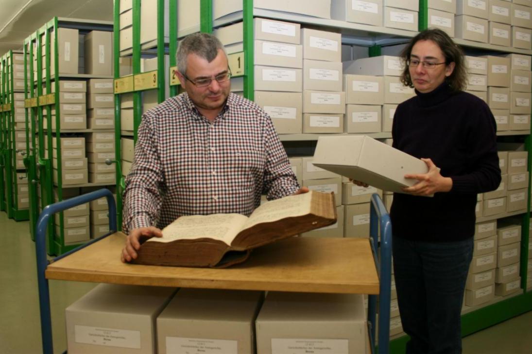 Dr. Jens Kunze und Esther Ludwig bei der Sichtung der Gerichtsbücher