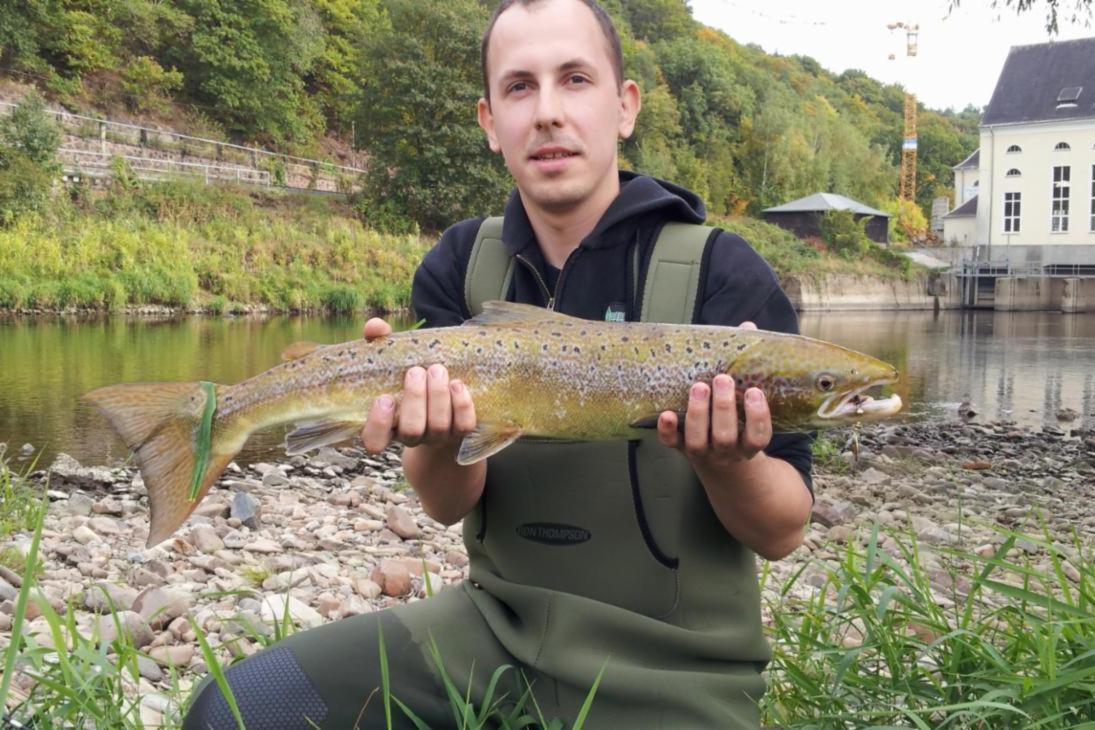 Stefan Peterhansl mit dem ersten nach hundert Jahren in der Mulde gefangenen Lachs
Foto: Zeno Weiske, Abdruck honorarfrei