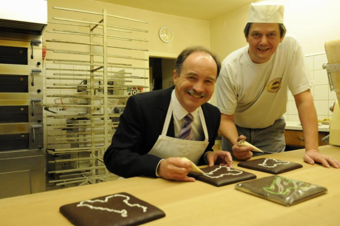 Sven Morlok, Sächsischer Staatsminister für Wirtschaft, Arbeit und Verkehr  mit Peter Kotzsch, Inhaber der Pfefferküchlerei Hermann Löschner in der Backstube in Pulsnitz