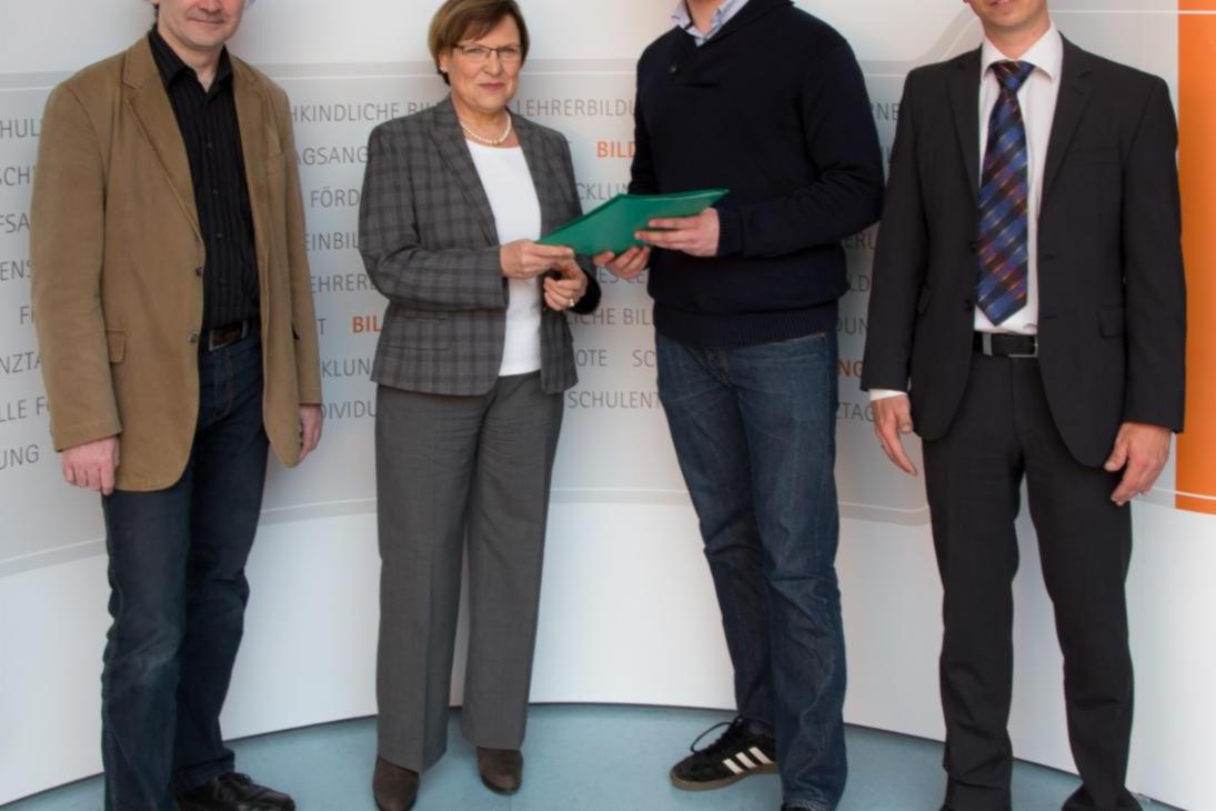 v.l.n.r. Andreas Hellner (LER), Kultusministerin Brunhild Kurth, Konrad Degen (LSR), Matthias Böhme (Schulleiter Hans-Erlwein-Gymnasium)