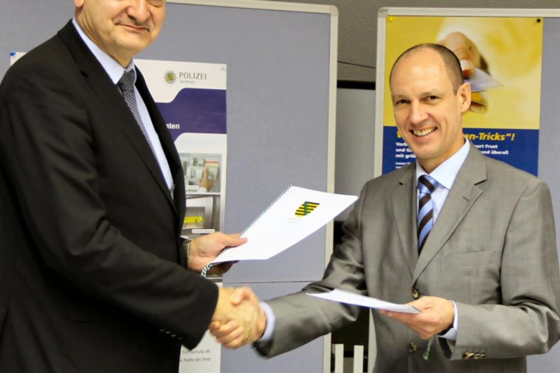 Joachim Betz, Geschäftsführer der Verbraucherzentrale Sachsen, (links im Bild) und Dr. Jörg Michaelis, Präsident des Landeskriminalamtes Sachsen, unterzeichneten heute in Dresden eine Kooperationsvereinbarung über die zukünftige gemeinsame Zusammenarbeit 

Bildquelle: LKA Sachsen
