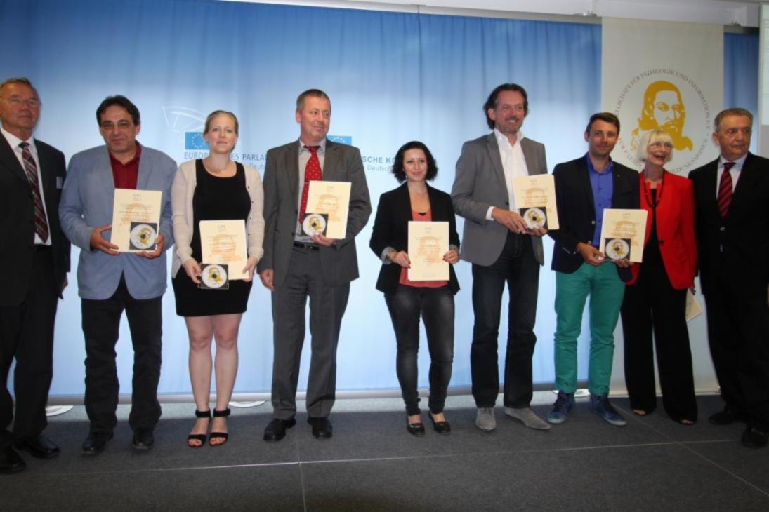 Frank Frenzel, Sächsisches Bildungsinstitut (2. v. l.), nimmt die Comenius-EduMedia-Auszeichnung entgegen