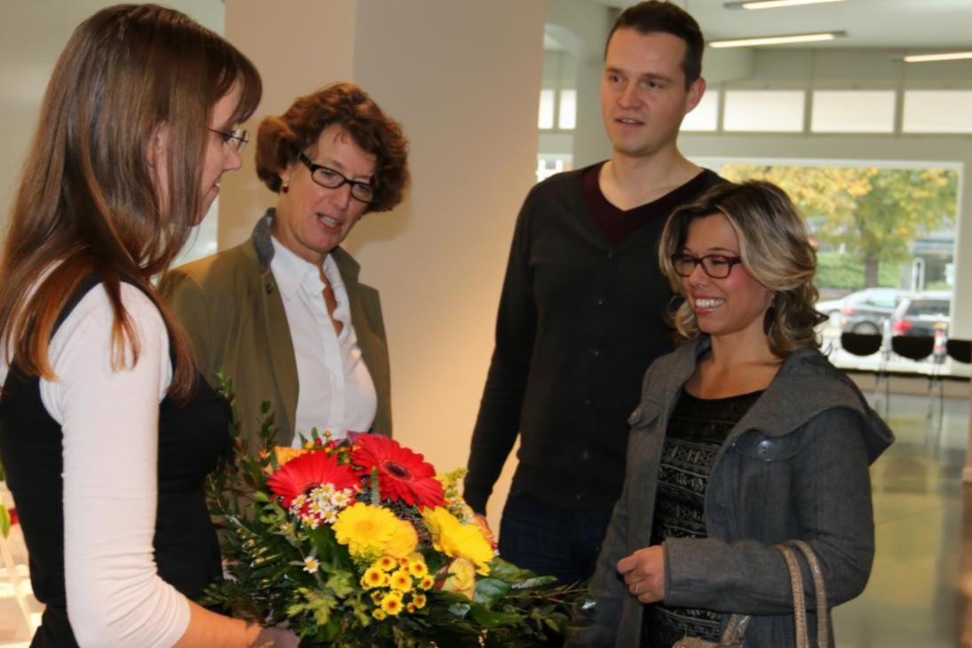 Mitarbeiterin Besucherservice Nancy Müller und Museumsdirektorin Sabine Wolfram mit den 50.000sten Besuchern Martin Löser und Stephanie Ringhut (v.l.n.r.)