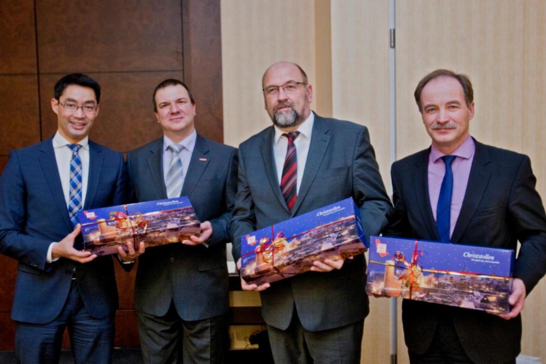 v.l. nach rechts
-    Dr. Philipp Rösler (FDP) - Bundesminister für Wirtschaft und Technologie
-    Roland Ermer - Präsident des Sächsischen Handwerkstages und 
     Bäckermeister aus Bernsdorf
-    Harry Glawe (CDU) - Minister für Wirtschaft, Bau und Tourismus des 
     Vorsitzlandes Mecklenburg-Vorpommern 
-    Sven Morlok (FDP) - Staatsminister für Wirtschaft, Arbeit und Verkehr 
