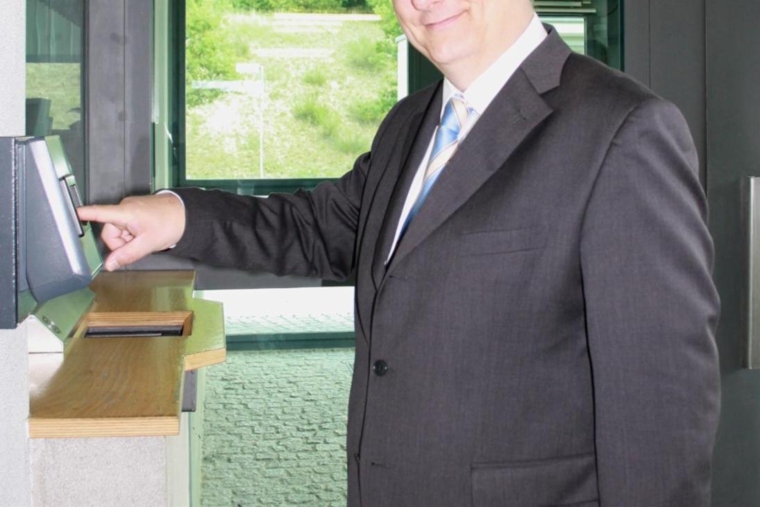 Justizminister Dr. Jürgen Martens testet den Finger-Scanner in der Justizvollzugsanstalt Dresden.