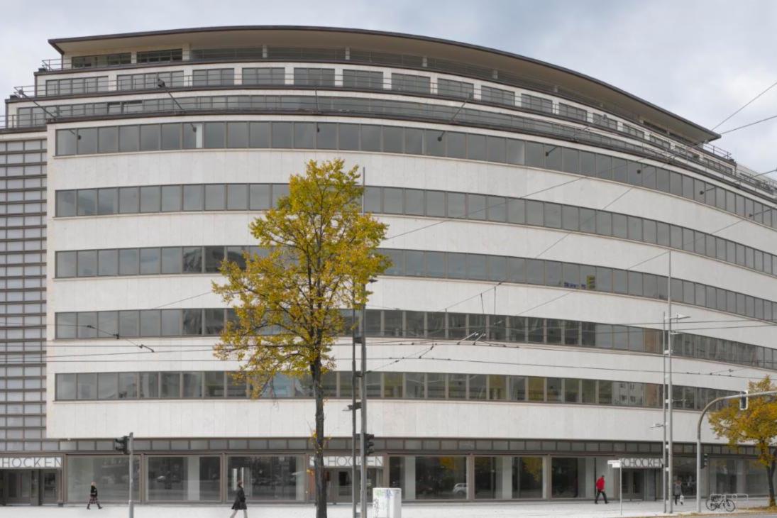 Die sanierte Fassade des ehemaligen Kaufhaus Schocken – Sitz des Staatlichen Museums für Archäologie Chemnitz.