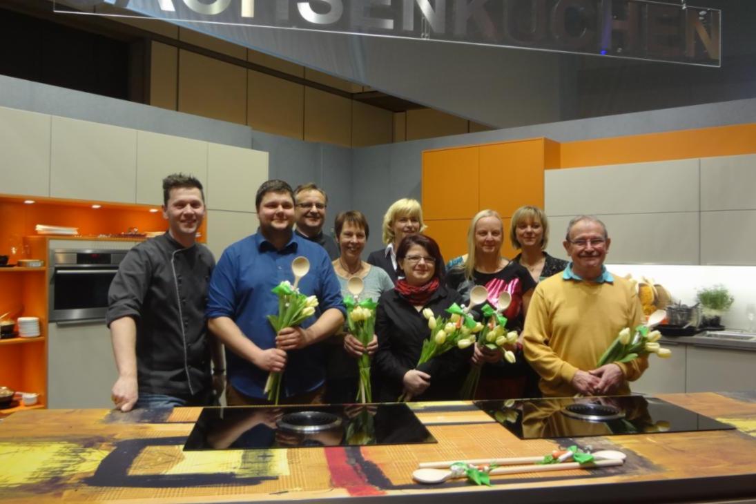 v. l. n. r. André Tienelt, Sternekoch (Restaurant Sendig Bad Schandau); Eric Meier, Kandidat Elbland (Dresden); Volkhard Nebrich, Küchenmeister (Auerbachs Keller Leipzig); Waltraud Seidel, Kandidatin Erzgebirge (Marienberg); Siri Leistner, Leiterin BSZ für Gastgewerbe Dresden; Sandra Schölzel, Kandidatin Oberlausitz-Niederschlesien (Bischofswerda); Annett Süß, Kandidatin Erzgebirge (Aue); Veronika Hiebl, Tourismus Sachsen (TV Erzgebirge); Günter Baum, Kandidat Burgen- u. Heideland (Altenbach)