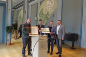 Foto: Übergabe des PEFC-Zertifikats „Erholungs-, Kur- und Heilwald“; v.l.n.r.: Utz Hempfling (Landesforstpräsident), Maximilian Fottner (Auditor HW Zert), Olaf Schlott (Bürgermeister Stadt Bad Elster), Jens Böhmer (Sächsische Staatsbäder GmbH)