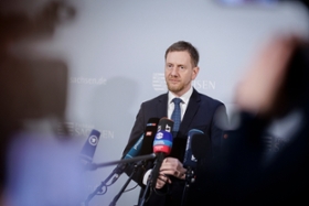 Foto: Ministerpräsident Michael Kretschmer bei einem Pressestatement