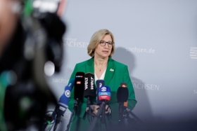 Foto: Anke Rehlinger, Ministerpräsidentin des Saarlandes, bei einem Pressestatement.