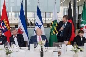 Foto: Gemeinsames Mittagessen der Regierungschefinnen und Regierungschefs sowie der Chefinnen und Chefs der Staats- und Senatskanzleien der Länder mit S. E. Herrn Ron Prosor, Botschafter des Staates Israel in Deutschland und begleitender
Delegation anlässlich des 60-jährigen Jubiläums der Aufnahme diplomatischer
Beziehungen zwischen der Bundesrepublik Deutschland und Israel, aufgenommen im Rahmen der Konferenz der Regierungschefinnen und Regierungschefs der Länder.