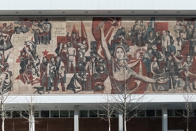 Foto: Dresden, Kulturpalast, Wandbild »Der Weg der roten Fahne« an der Westfassade