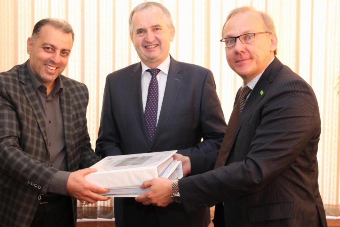 Sächsische Abwassertechnik kommt in den Iran. Prof. Dr. Roland Müller (rechts) vom Helmholtz-Zentrum für Umweltforschung Leipzig (UFZ) übergibt Ali Asghar Ghane (links), Vorstand des Nationalen Wasser- und Abwasserunternehmens, im Beisein von Umweltminister Thomas Schmidt die Planungsunterlagen für ein Demonstrationszentrum, das in Teheran gebaut wird.