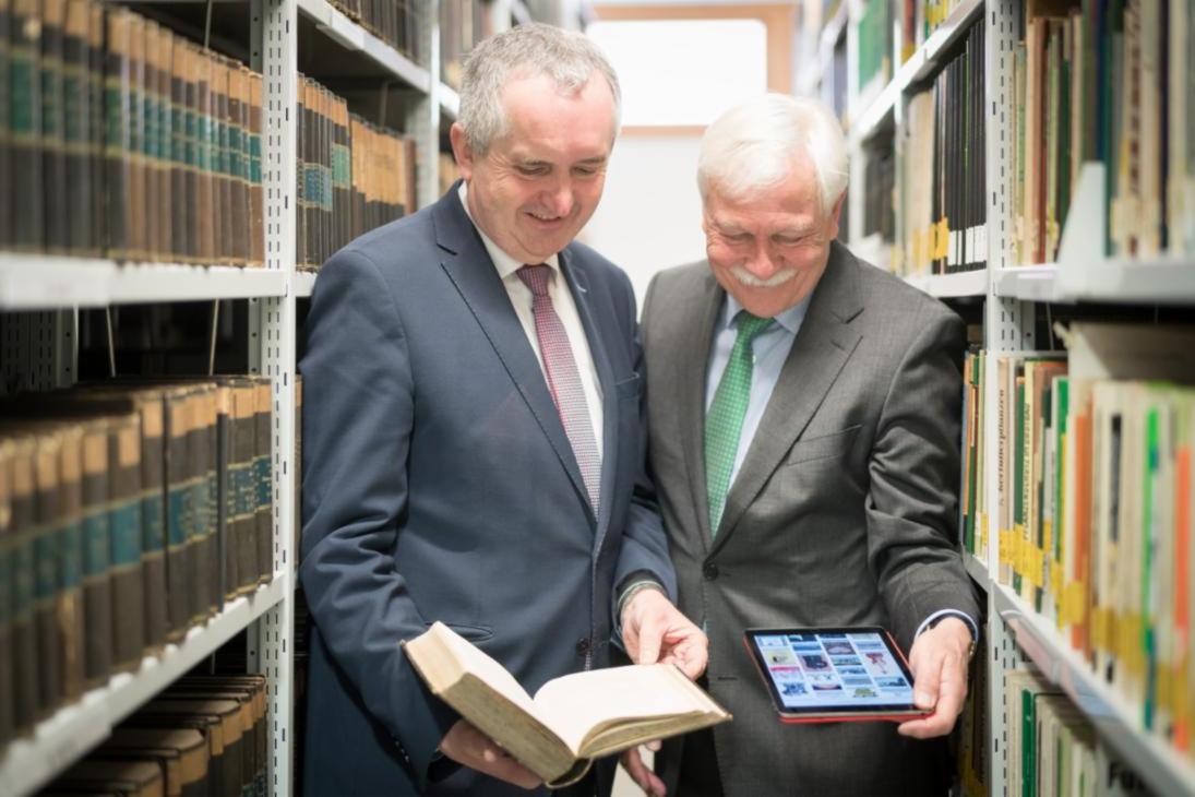 Staatsminister Thomas Schmidt begutachtet mit dem Generaldirektor der SLUB, Prof. Dr. Thomas Bürger, eines der wenigen Originale des Buches „Sylvicultura oeconomica“ des sächsischen Oberberghauptmanns Hans Carl von Carlowitz. Das heute digital einsehbare Buch beinhaltet die erste Erwähnung  einer „nachhaltenden“ Nutzung.