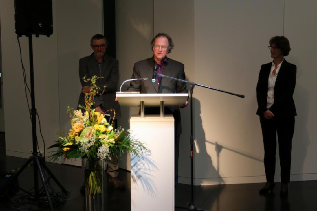Der langjährige Projektleiter Thomas Spring bedankt sich bei den Preisverleihern. Links: Uwe R. Brückner, rechts: Sabine Wolfram.