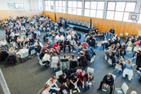 Foto: Staatsministerin Prof. Geiert begleitet ersten fachbereichsübergreifenden Unterricht am ABZ Bobritzsch