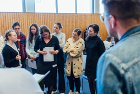 Foto: Staatsministerin Prof. Geiert begleitet ersten fachbereichsübergreifenden Unterricht am ABZ Bobritzsch