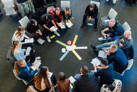 Foto: Staatsministerin Prof. Geiert begleitet ersten fachbereichsübergreifenden Unterricht am ABZ Bobritzsch
