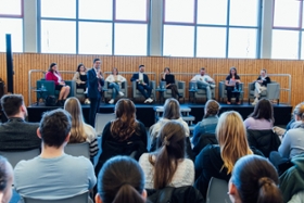 Foto: Staatsministerin Prof. Geiert begleitet ersten fachbereichsübergreifenden Unterricht am ABZ Bobritzsch
