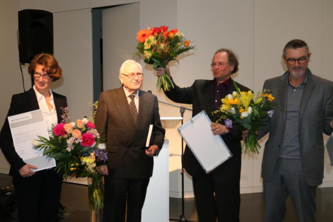 Dr. Heinz Schirnig übergibt den Preisträgern ihre Urkunden (v.l.n.r. Sabine Wolfram, Heinz Schirnig, Thomas Spring, Uwe R. Brückner)