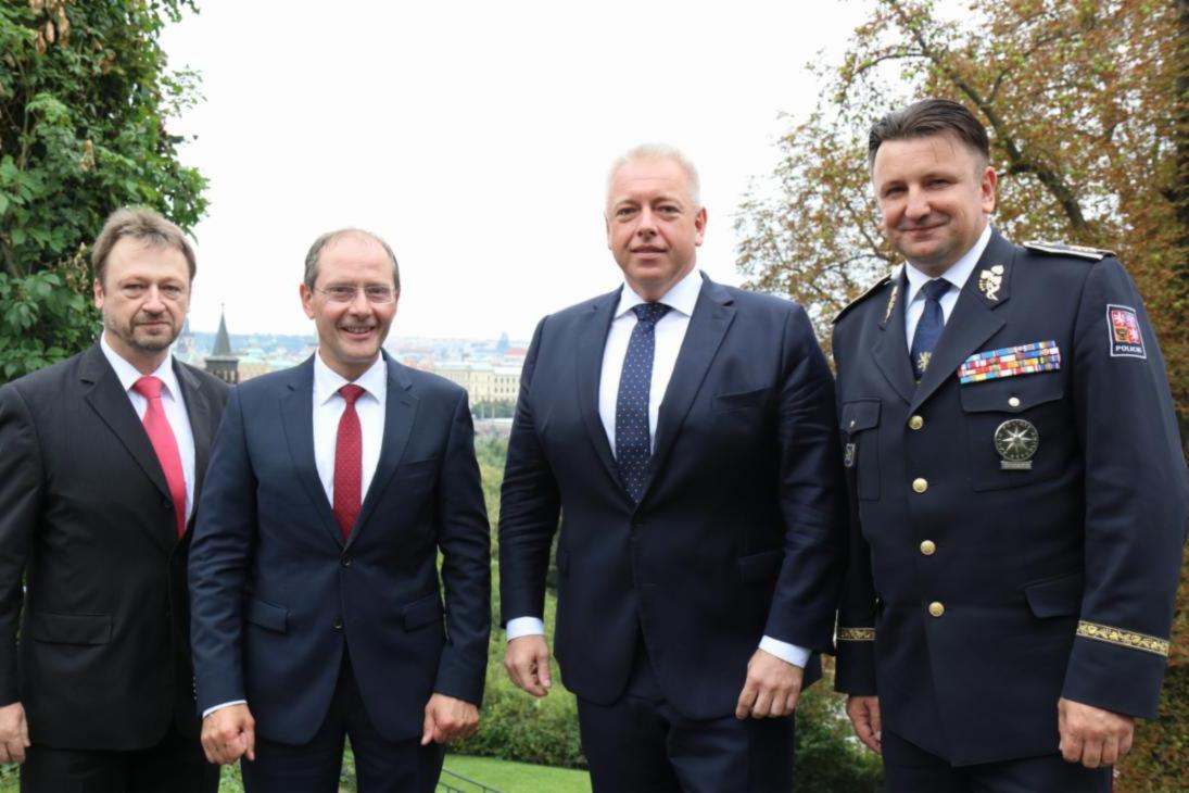 v. l. n. r.:

Landespolizeipräsident Jürgen Georgie, 
Staatsminister Markus Ulbig, 
Innenminister der Tschechischen Republik, Milan Chovanec, 
Polizeipräsident der Tschechischen Republik, Tomáš Tuhý