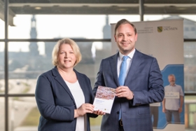 Foto: Die Sächsische Datenschutz- und Transparenzbeauftragte Dr. Juliane Hundert überreichte Landtagspräsident Alexander Dierks ihren Tätigkeitsbericht Datenschutz 2024. Foto: © SDTB / ronaldbonss.com