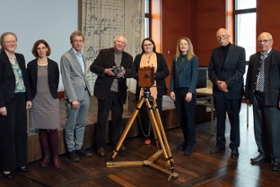 Foto: Die Protagonist:innen der Pressekonferenz am 26.3.2025 (v.l.n.r.): Prof. Dr. Barbara Wiermann, Prof. Dr. Ira Spieker, Roland Schwarz, Ernst Hirsch, Katrin Stump, Annekatrin Klepsch, Dr. Alexander von Ardenne, Thomas von Ardenne.