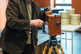 Foto: Ernst Hirsch noch einmal mit einer der historischen Kameras aus seiner Sammlung.