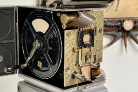 Foto: Mit der Unterstützung von Hermann Schneider, dem Inhaber der Werkstatt für Kino-Technik in Dresden-Hellerau, erhielt Ernst Hirsch mit ca. 17 Jahren seine erste 35mm-Filmkamera. Mit dem Umbau und der Ergänzung einer unvollständigen Debrie-Parvo-Kamera wurde der Grundstein für seine Karriere als Kameramann gelegt.