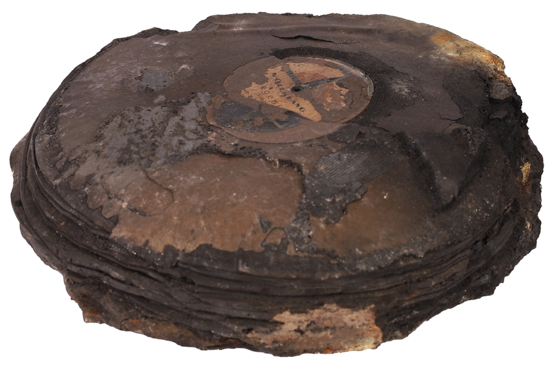 Ineinander geschmolzene Schallplatten aus der kriegszerstörten Gaststätte „Goldener Anker“ in der Chemnitzer Johannisvorstadt.