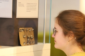 Foto: Puppengeschirr mit winzigen Tassen aus Knochen. Sie wurden vermutlich von einem Insassen des KZ Sachsenburg gefertigt.