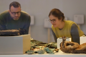 Foto: Vitrine mit Kriegsschutt aus Chemnitz und Dresden.