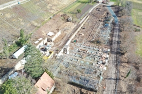 Foto: Baufeld mit provisorischer Feuerwehrzufahrt rechts