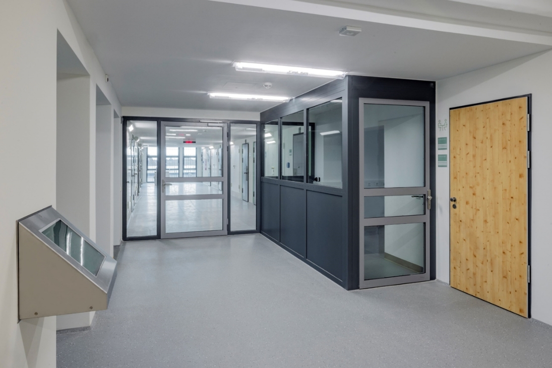 JVA Torgau - Stationsbereich mit Medienterminal und Dienstzimmer