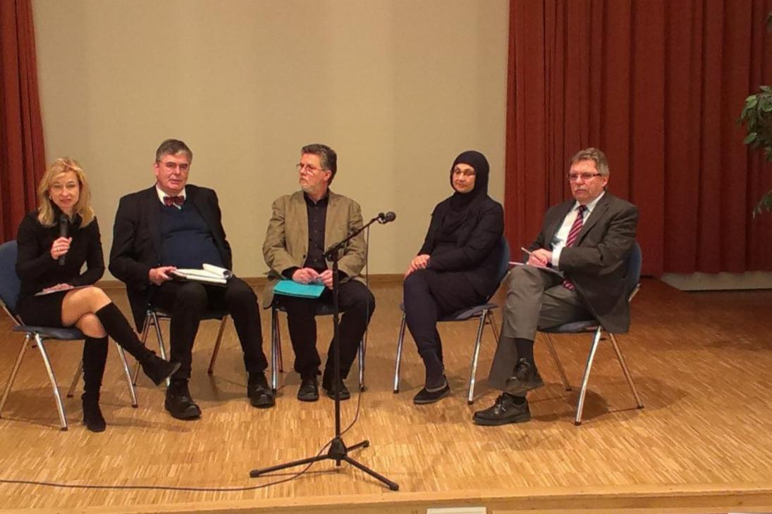 Teilnehmer an der Podiumsdiskussion (v.l.n.r.): Ines Meinhardt (MDR), Karl Bey (Geschäftsbereich der Staatsministerin für Gleichstellung und Integration), Albrecht Engelmann (Diakonie Sachsen), Rubia Abu-Hashim (Lebenshilfe Berlin) und Stephan Pöhler (Behindertenbeauftragter)