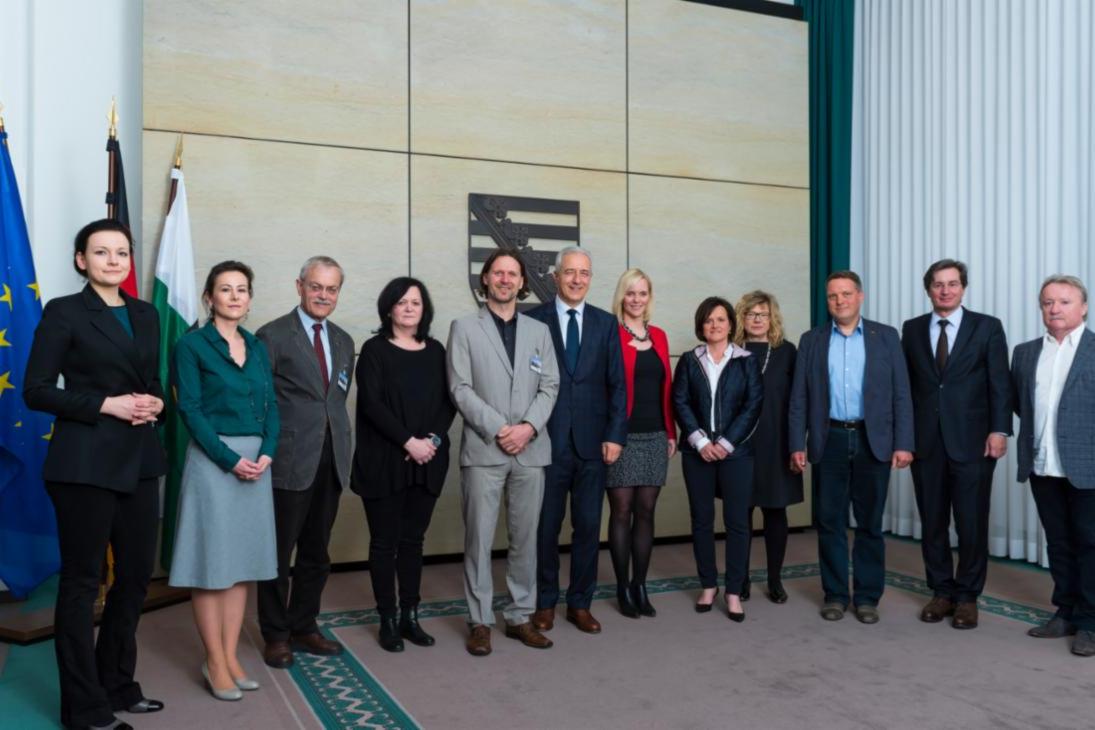 Ministerpräsident Stanislaw Tillich und die Mitglieder des Beirates;
v. l. Mandy Schipke,  Prof. Dr. Astrid Lorenz,  Harald Fugger, Gabriele Beyler,  Prof. Timo Leukefeld, Ministerpräsident Stanislaw Tillich,  Manuela Thomas,  Katja Hillenbrand,  Felicitas Loewe, Joachim Böhm, Rainer Gläß, Volker Lange