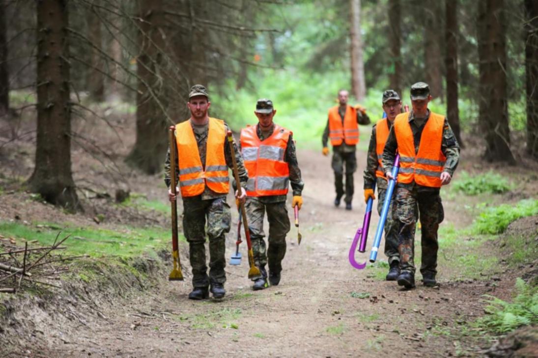 In 8.200 Einsatzstunden entrindeten die Soldaten rund 2.100 Kubikmeter Schadholz – das entspricht gut 85 LKW-Ladungen oder 400 Hektar sanierte Waldfläche.