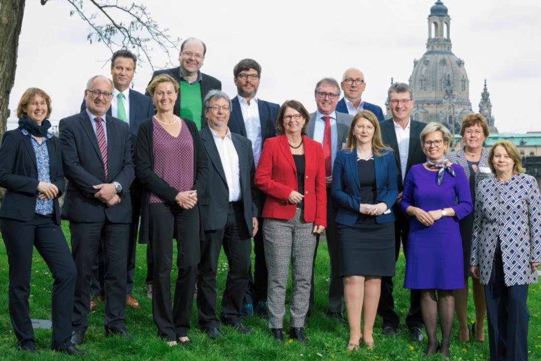 Gruppenbild der Verbraucherschutzminister der Bundeslaender zu ihrer Konferenz am 27.04.2017 am Dresdner Elbufer in Dresden.  Fotograf: Oliver Killig /Ausschließlich zur Nutzung bei Angabe des Fotografen /Ausschließlich zur Nutzung innerhalb des Zeitraums vom 28.04.2017 bis 26.04.2019