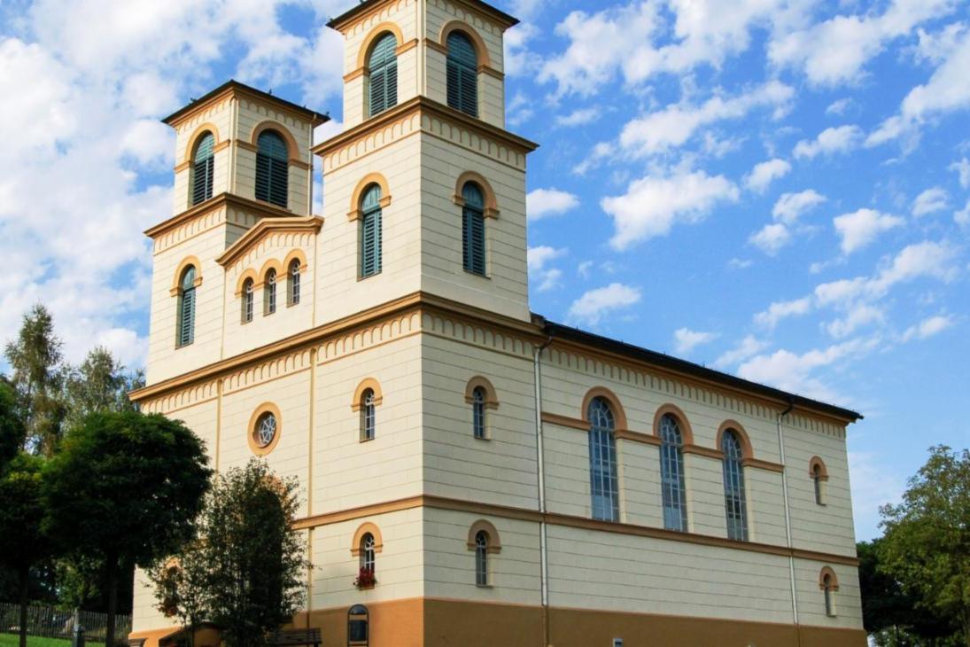 Beispiel für gelungene Umnutzung leerstehender Gebäude im ländlichen Raum:
: 
Die seit den 1960er-Jahren leerstehende Kirche Franken wurde in den neunziger Jahren entwidmet und hat sich seit Beginn des neuen Jahrhunderts als Begegnungs- und Veranstaltungszentrum in der