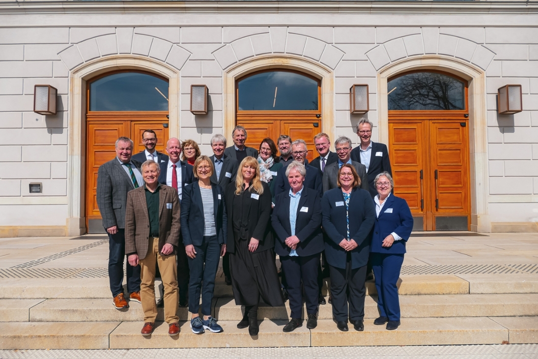 Die Vizepräsidentinnen und Vizepräsidenten deutscher Mittelbehörden aus acht Bundesländern trafen sich zum Austausch in der Chemnitzer Universitätsbibliothek.