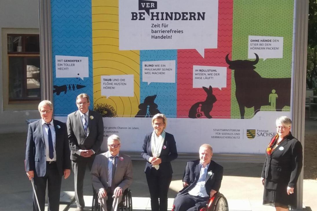 Vor einem Großflächenplakat mit den verschiedenen Motiven der Dachkampagne befinden sich von links nach rechts: Prof. Dr. Thomas Kahlisch, Stephan Pöhler, Horst Wehner, Barbara Klepsch, Uwe Adamczyk und Silke Hoekstra.