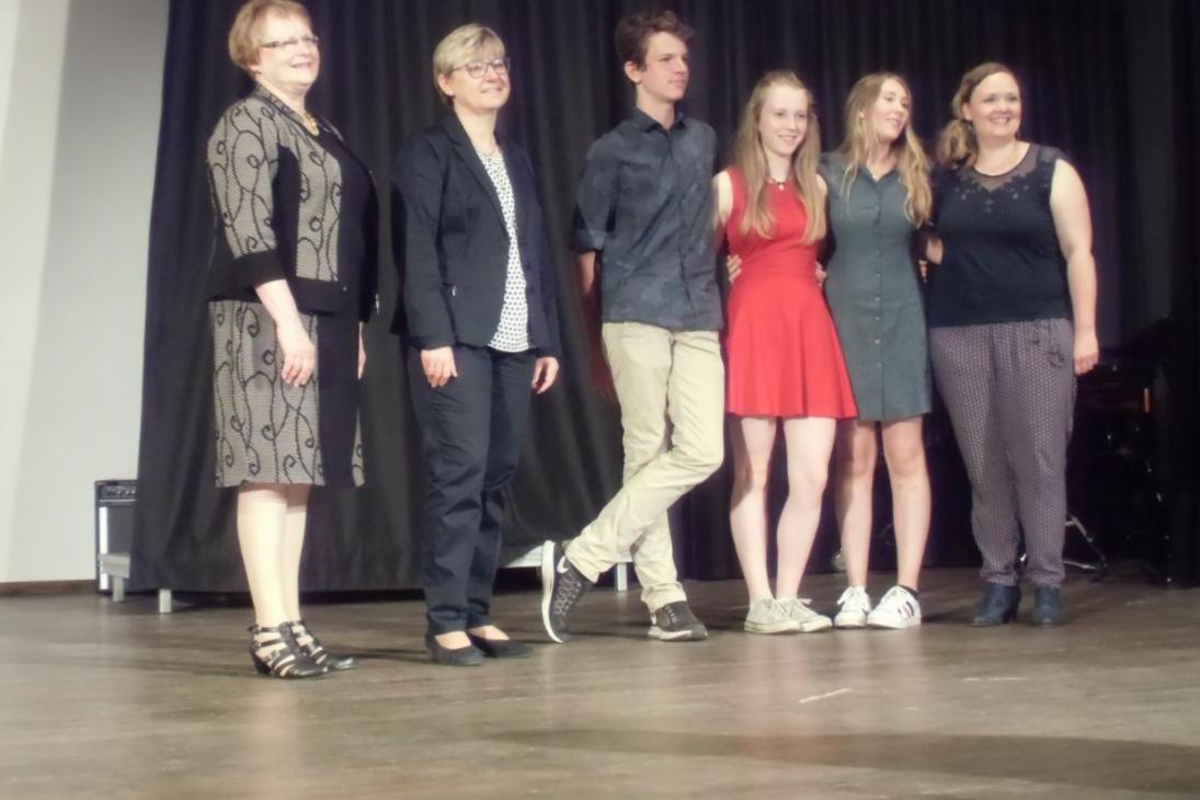 Auf dem Foto sind zu sehen (v. l. n. r.): Frau Annelise Bernuth (Vorsitzende der Bundesjury), Frau Frauke Heiligenstadt (Niedersächsische Kultusministerin), die Schüler Theo Bardey, Louisa Fließbach und Tatjana Gieland und Frau Ulrike Denzin (Betreuungslehrerin).